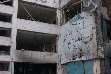 Ukrayna ve Rusya 'da savaş sırasında balistik bir füze tarafından vurulduktan sonra bir doğum hastanesinin tahrip edilmesi. - Savaş. Tıp enstitüsü. Binaya direkt isabet.