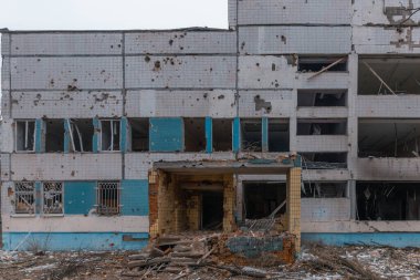 Ukrayna ve Rusya 'da savaş sırasında balistik bir füze tarafından vurulduktan sonra bir doğum hastanesinin tahrip edilmesi. - Savaş. Tıp enstitüsü. Binaya direkt isabet.