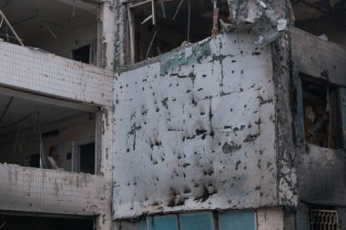 Ukrayna ve Rusya 'da savaş sırasında balistik bir füze tarafından vurulduktan sonra bir doğum hastanesinin tahrip edilmesi. - Savaş. Tıp enstitüsü. Binaya direkt isabet.