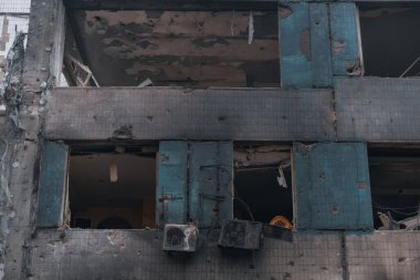 Ukrayna ve Rusya 'da savaş sırasında balistik bir füze tarafından vurulduktan sonra bir doğum hastanesinin tahrip edilmesi. - Savaş. Tıp enstitüsü. Binaya direkt isabet.