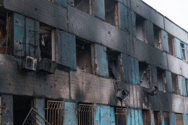 Ukrayna ve Rusya 'da savaş sırasında balistik bir füze tarafından vurulduktan sonra bir doğum hastanesinin tahrip edilmesi. - Savaş. Tıp enstitüsü. Binaya direkt isabet.