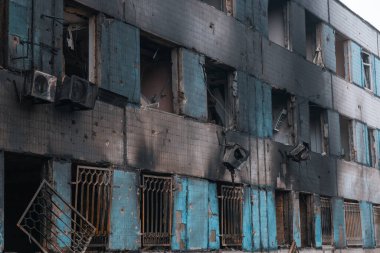 Ukrayna ve Rusya 'da savaş sırasında balistik bir füze tarafından vurulduktan sonra bir doğum hastanesinin tahrip edilmesi. - Savaş. Tıp enstitüsü. Binaya direkt isabet.