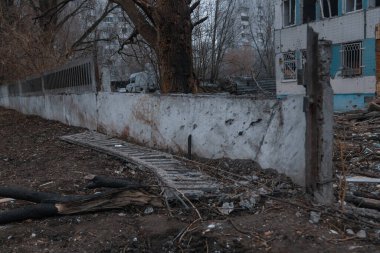 Ukrayna ve Rusya 'da savaş sırasında balistik bir füze tarafından vurulduktan sonra bir doğum hastanesinin tahrip edilmesi. - Savaş. Tıp enstitüsü. Binaya direkt isabet.