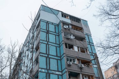 Füze geldikten sonra hasar gören evler. Kırık camlar, balkonlar. Güçlü bir patlamadan sonra ortaya çıkan sonuçlar. Ukrayna ve Rusya 'da savaş. Dinyeper sokaklarında yıkılan binalar