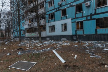 Füze geldikten sonra hasar gören evler. Kırık camlar, balkonlar. Güçlü bir patlamadan sonra ortaya çıkan sonuçlar. Ukrayna ve Rusya 'da savaş. Dinyeper sokaklarında yıkılan binalar