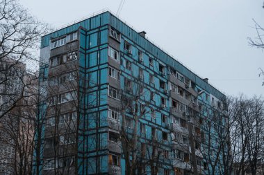 Füze geldikten sonra hasar gören evler. Kırık camlar, balkonlar. Güçlü bir patlamadan sonra ortaya çıkan sonuçlar. Ukrayna ve Rusya 'da savaş. Dinyeper sokaklarında yıkılan binalar