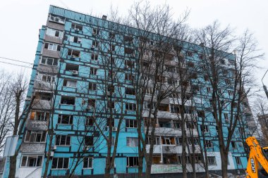 Füze geldikten sonra hasar gören evler. Kırık camlar, balkonlar. Güçlü bir patlamadan sonra ortaya çıkan sonuçlar. Ukrayna ve Rusya 'da savaş. Dinyeper sokaklarında yıkılan binalar