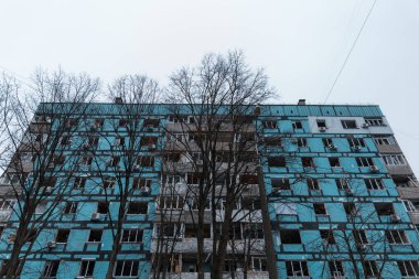 Füze geldikten sonra hasar gören evler. Kırık camlar, balkonlar. Güçlü bir patlamadan sonra ortaya çıkan sonuçlar. Ukrayna ve Rusya 'da savaş. Dinyeper sokaklarında yıkılan binalar