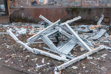 Füze geldikten sonra hasar gören evler. Kırık camlar, balkonlar. Güçlü bir patlamadan sonra ortaya çıkan sonuçlar. Ukrayna ve Rusya 'da savaş. Dinyeper sokaklarında yıkılan binalar