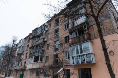 Füze geldikten sonra hasar gören evler. Kırık camlar, balkonlar. Güçlü bir patlamadan sonra ortaya çıkan sonuçlar. Ukrayna ve Rusya 'da savaş. Dinyeper sokaklarında yıkılan binalar