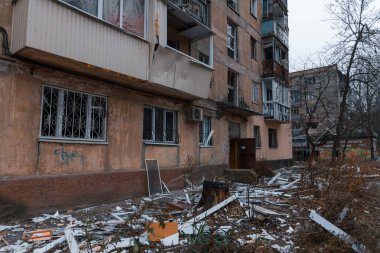 Füze geldikten sonra hasar gören evler. Kırık camlar, balkonlar. Güçlü bir patlamadan sonra ortaya çıkan sonuçlar. Ukrayna ve Rusya 'da savaş. Dinyeper sokaklarında yıkılan binalar