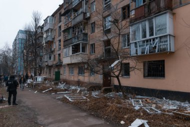 Füze geldikten sonra hasar gören evler. Kırık camlar, balkonlar. Güçlü bir patlamadan sonra ortaya çıkan sonuçlar. Ukrayna ve Rusya 'da savaş. Dinyeper sokaklarında yıkılan binalar