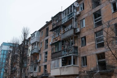 Füze geldikten sonra hasar gören evler. Kırık camlar, balkonlar. Güçlü bir patlamadan sonra ortaya çıkan sonuçlar. Ukrayna ve Rusya 'da savaş. Dinyeper sokaklarında yıkılan binalar