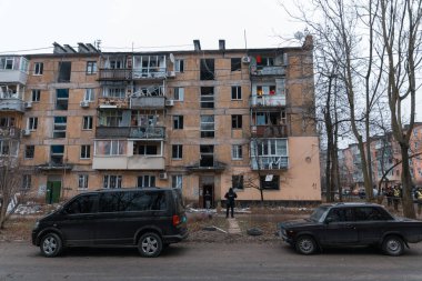 Füze geldikten sonra hasar gören evler. Kırık camlar, balkonlar. Güçlü bir patlamadan sonra ortaya çıkan sonuçlar. Ukrayna ve Rusya 'da savaş. Dinyeper sokaklarında yıkılan binalar