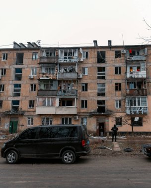 Füze geldikten sonra hasar gören evler. Kırık camlar, balkonlar. Güçlü bir patlamadan sonra ortaya çıkan sonuçlar. Ukrayna ve Rusya 'da savaş. Dinyeper sokaklarında yıkılan binalar