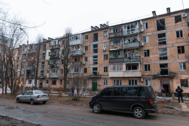 Füze geldikten sonra hasar gören evler. Kırık camlar, balkonlar. Güçlü bir patlamadan sonra ortaya çıkan sonuçlar. Ukrayna ve Rusya 'da savaş. Dinyeper sokaklarında yıkılan binalar