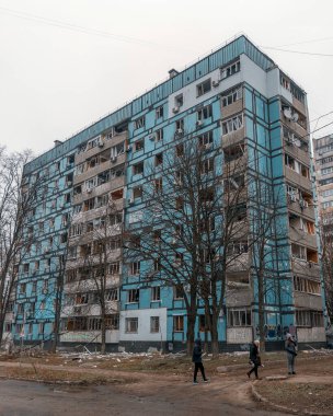 Füze geldikten sonra hasar gören evler. Kırık camlar, balkonlar. Güçlü bir patlamadan sonra ortaya çıkan sonuçlar. Ukrayna ve Rusya 'da savaş. Dinyeper sokaklarında yıkılan binalar