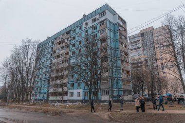 Füze geldikten sonra hasar gören evler. Kırık camlar, balkonlar. Güçlü bir patlamadan sonra ortaya çıkan sonuçlar. Ukrayna ve Rusya 'da savaş. Dinyeper sokaklarında yıkılan binalar