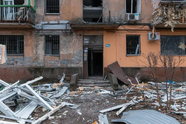 Füze geldikten sonra hasar gören evler. Kırık camlar, balkonlar. Güçlü bir patlamadan sonra ortaya çıkan sonuçlar. Ukrayna ve Rusya 'da savaş. Dinyeper sokaklarında yıkılan binalar