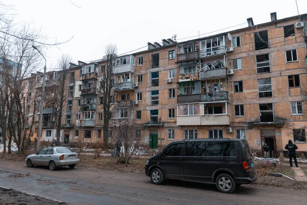 Füze geldikten sonra hasar gören evler. Kırık camlar, balkonlar. Güçlü bir patlamadan sonra ortaya çıkan sonuçlar. Ukrayna ve Rusya 'da savaş. Dinyeper sokaklarında yıkılan binalar