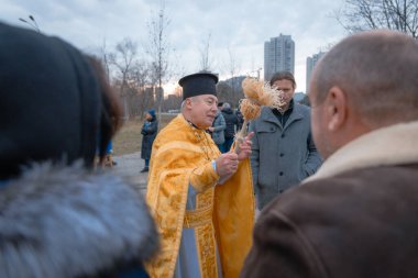 Hristiyan bayramı. Tatil boyunca rahip, Ortodoks azizlerinin üzerine kutsal su serper. Dini ayin. Din. DNIPRO, UKRAINE 6 Ocak 2024