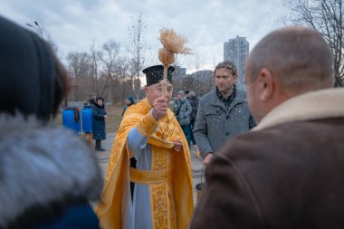 Hristiyan bayramı. Tatil boyunca rahip, Ortodoks azizlerinin üzerine kutsal su serper. Dini ayin. Din. DNIPRO, UKRAINE 6 Ocak 2024