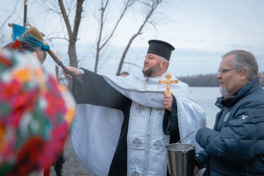 Hristiyan bayramı. Tatil boyunca rahip, Ortodoks azizlerinin üzerine kutsal su serper. Dini ayin. Din. DNIPRO, UKRAINE 6 Ocak 2024