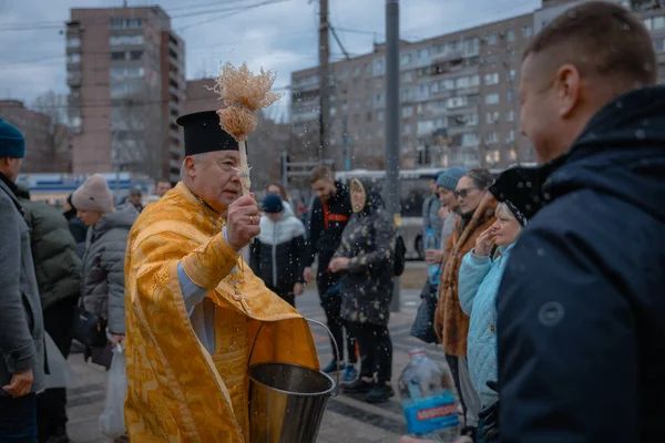 Hristiyan bayramı. Tatil boyunca rahip, Ortodoks azizlerinin üzerine kutsal su serper. Dini ayin. Din. DNIPRO, UKRAINE 6 Ocak 2024