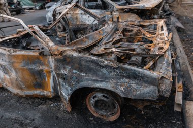 Shahed evleri havaya uçurdu. Saldırıdan sonra bombalanmış bir bina ve yanmış arabalar. Ukrayna 'da savaş, Dnipro şehri. Yanmış araba..