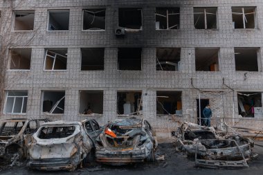 Shahed evleri havaya uçurdu. Saldırıdan sonra bombalanmış bir bina ve yanmış arabalar. Ukrayna 'da savaş, Dnipro şehri. Yanmış araba..