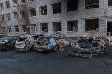 Shahed evleri havaya uçurdu. Saldırıdan sonra bombalanmış bir bina ve yanmış arabalar. Ukrayna 'da savaş, Dnipro şehri. Yanmış araba..