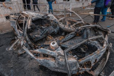 Shahed evleri havaya uçurdu. Saldırıdan sonra bombalanmış bir bina ve yanmış arabalar. Ukrayna 'da savaş, Dnipro şehri. Yanmış araba..