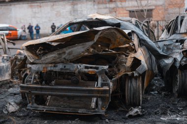 Shahed evleri havaya uçurdu. Saldırıdan sonra bombalanmış bir bina ve yanmış arabalar. Ukrayna 'da savaş, Dnipro şehri. Yanmış araba..