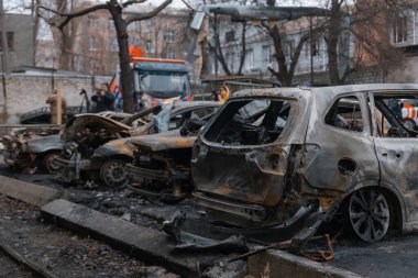 Shahed evleri havaya uçurdu. Saldırıdan sonra bombalanmış bir bina ve yanmış arabalar. Ukrayna 'da savaş, Dnipro şehri. Yanmış araba..