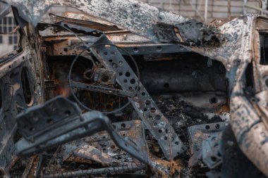 Shahed evleri havaya uçurdu. Saldırıdan sonra bombalanmış bir bina ve yanmış arabalar. Ukrayna 'da savaş, Dnipro şehri. Yanmış araba..