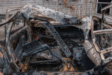 Shahed evleri havaya uçurdu. Saldırıdan sonra bombalanmış bir bina ve yanmış arabalar. Ukrayna 'da savaş, Dnipro şehri. Yanmış araba..