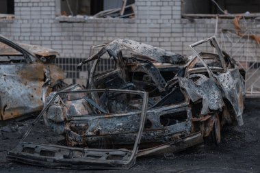 Shahed evleri havaya uçurdu. Saldırıdan sonra bombalanmış bir bina ve yanmış arabalar. Ukrayna 'da savaş, Dnipro şehri. Yanmış araba..
