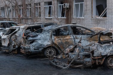Shahed evleri havaya uçurdu. Saldırıdan sonra bombalanmış bir bina ve yanmış arabalar. Ukrayna 'da savaş, Dnipro şehri. Yanmış araba..