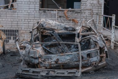 Shahed evleri havaya uçurdu. Saldırıdan sonra bombalanmış bir bina ve yanmış arabalar. Ukrayna 'da savaş, Dnipro şehri. Yanmış araba..