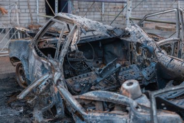 Shahed evleri havaya uçurdu. Saldırıdan sonra bombalanmış bir bina ve yanmış arabalar. Ukrayna 'da savaş, Dnipro şehri. Yanmış araba..