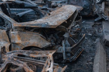 Shahed evleri havaya uçurdu. Saldırıdan sonra bombalanmış bir bina ve yanmış arabalar. Ukrayna 'da savaş, Dnipro şehri. Yanmış araba..