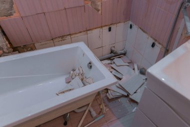 Bir intihar bombacısı bir eve saldırdıktan sonra ortaya çıkan sonuçlar. Dnepr şehrindeki bir pansiyona füze saldırısı. Patlamadan sonra evin içi..