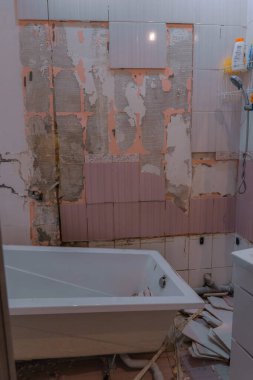 Bir intihar bombacısı bir eve saldırdıktan sonra ortaya çıkan sonuçlar. Dnepr şehrindeki bir pansiyona füze saldırısı. Patlamadan sonra evin içi..