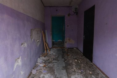 Bir intihar bombacısı bir eve saldırdıktan sonra ortaya çıkan sonuçlar. Dnepr şehrindeki bir pansiyona füze saldırısı. Patlamadan sonra evin içi..