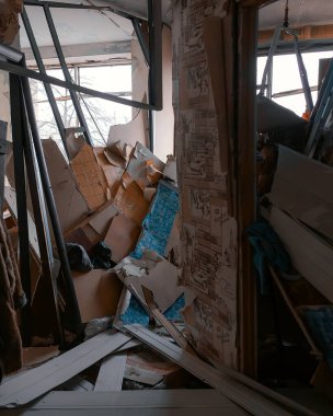 Bir intihar bombacısı bir eve saldırdıktan sonra ortaya çıkan sonuçlar. Dnepr şehrindeki bir pansiyona füze saldırısı. Patlamadan sonra evin içi..