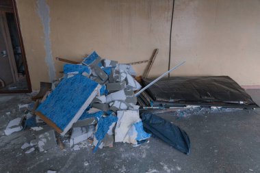 Bir intihar bombacısı bir eve saldırdıktan sonra ortaya çıkan sonuçlar. Dnepr şehrindeki bir pansiyona füze saldırısı. Patlamadan sonra evin içi..