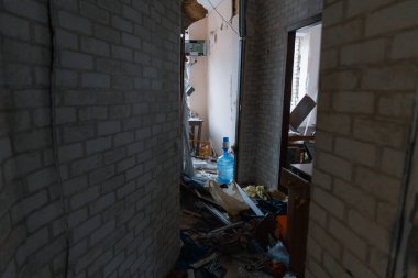 Bir intihar bombacısı bir eve saldırdıktan sonra ortaya çıkan sonuçlar. Dnepr şehrindeki bir pansiyona füze saldırısı. Patlamadan sonra evin içi..