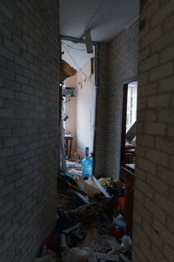 Bir intihar bombacısı bir eve saldırdıktan sonra ortaya çıkan sonuçlar. Dnepr şehrindeki bir pansiyona füze saldırısı. Patlamadan sonra evin içi..