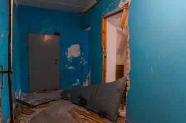 Bir intihar bombacısı bir eve saldırdıktan sonra ortaya çıkan sonuçlar. Dnepr şehrindeki bir pansiyona füze saldırısı. Patlamadan sonra evin içi..