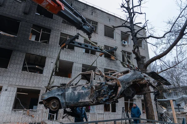 Ładuję Samochód Holownika Shahed Wysadził Domy Zbombardowany Budynek Mieszkalny Spalone Zdjęcia Stockowe bez tantiem